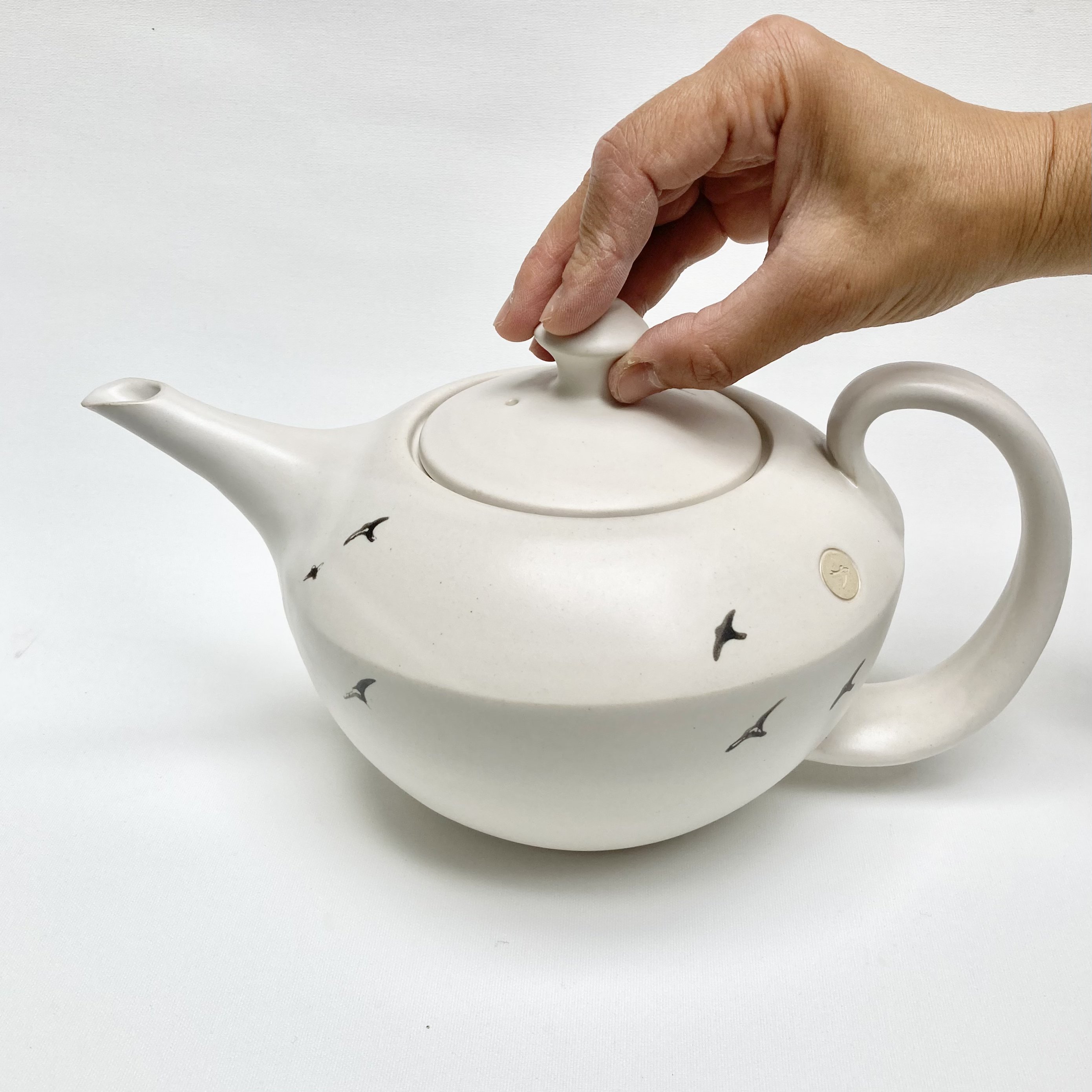 Kanne aus der loop Kollektion – Schwalben auf changierender Glasur