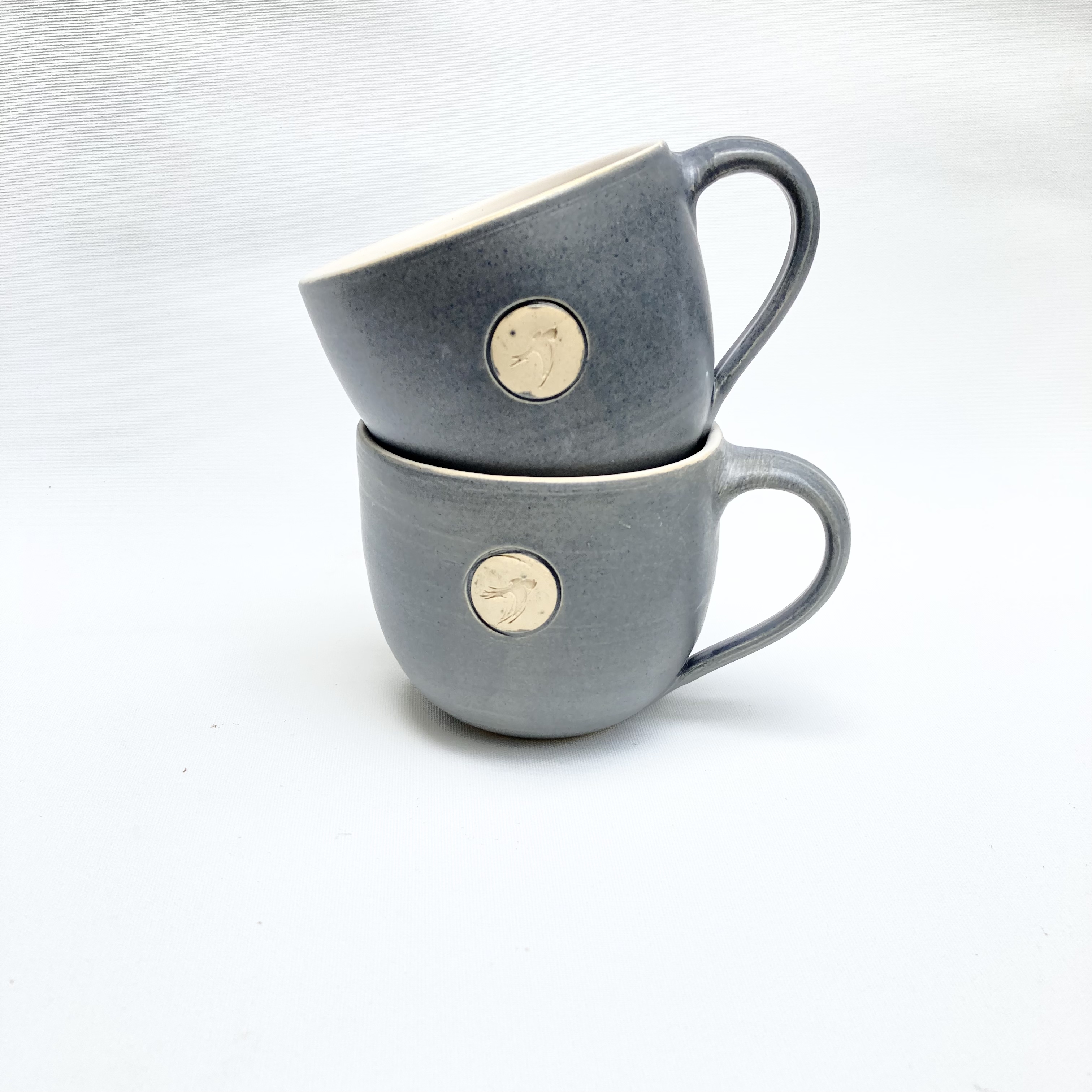 Tasse blau-grau matt Kollektion Bon Jour mit Schwalbenprägung