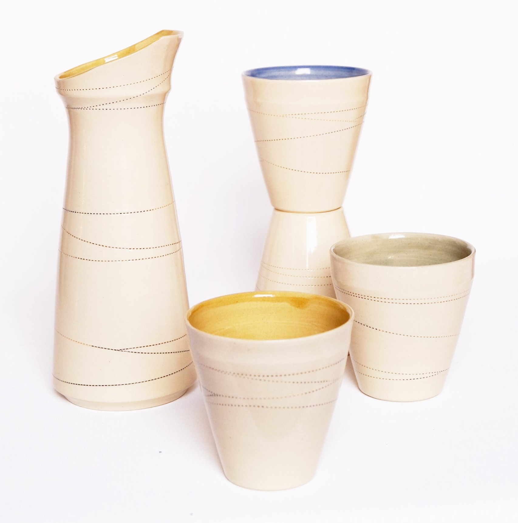 Keramik Becher und Karaffen aus der Kollektion Neolith