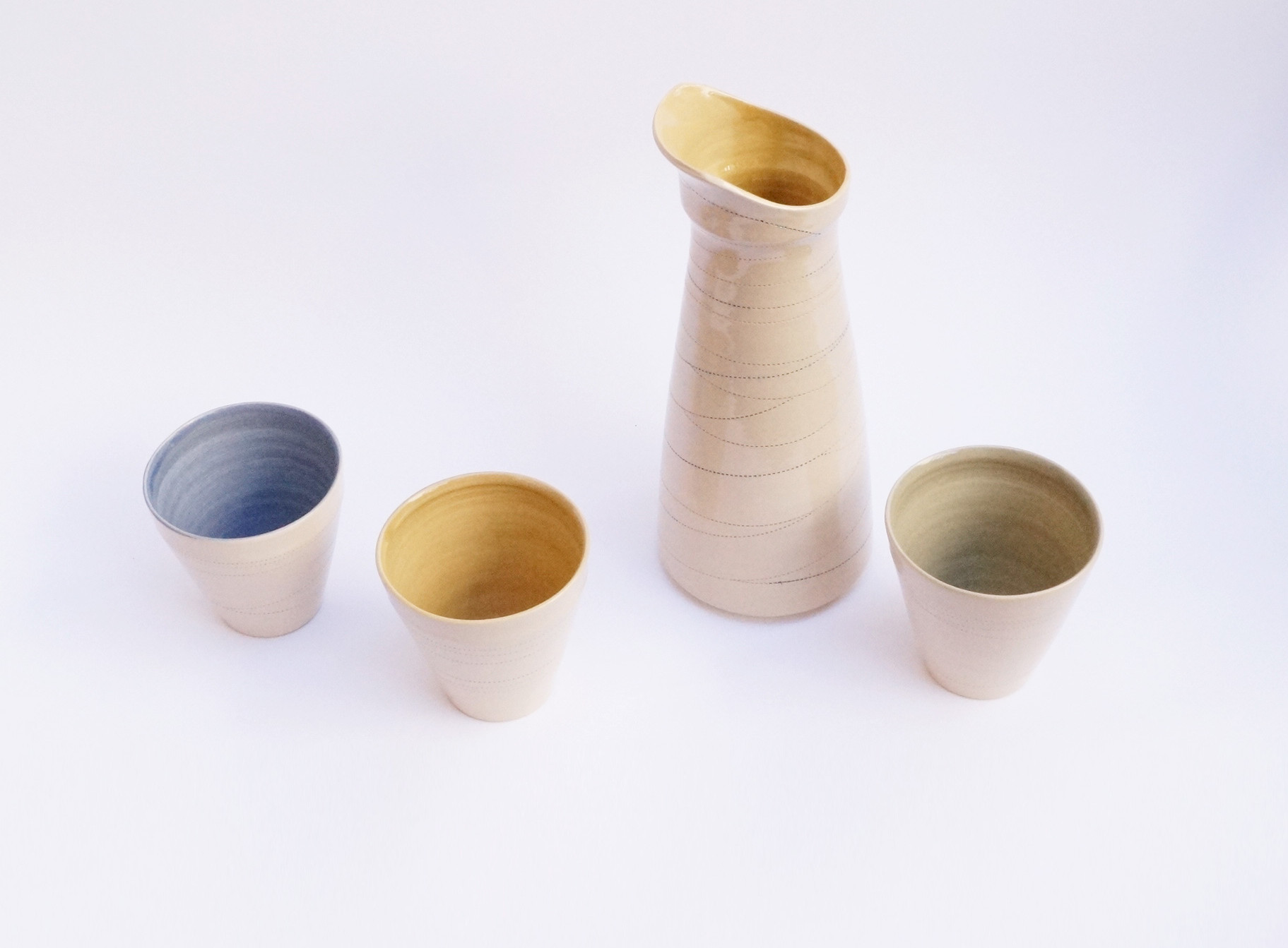 Karaffe und Becher aus Keramik mit Intarsien von oben