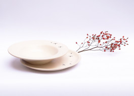 Teller der Kollektion Loop von Loopkeramik, mit dekorativem Zweig.