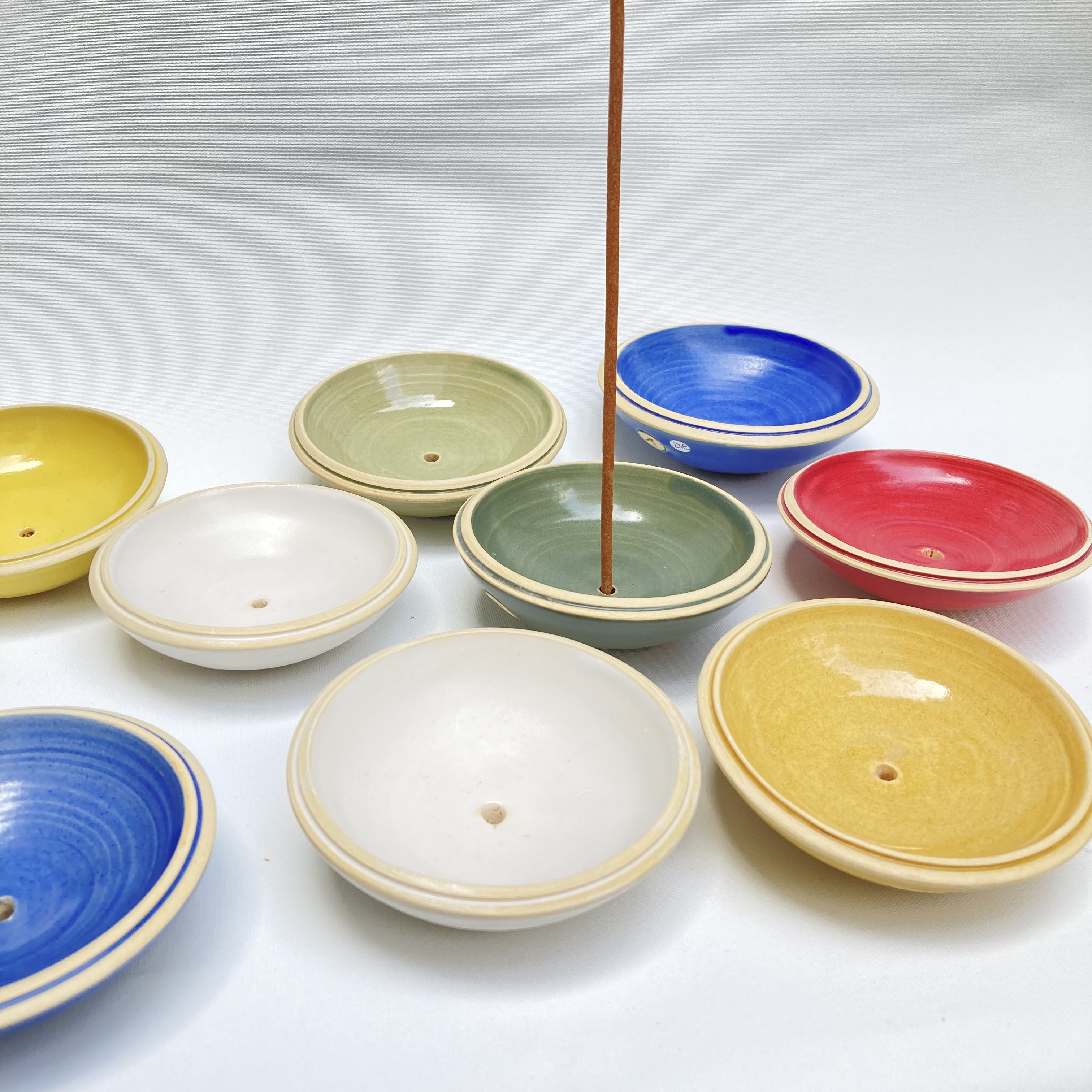 Räucherstäbchenhalter in verschiedenen Farben